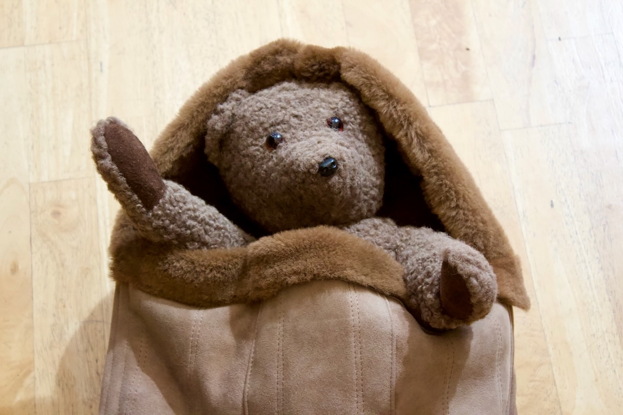 Teddybär aus Pelz in Pelzschlafsack – Pelzpflege im Herbst in der Wiener Pelzwerkstatt: schonende Lagerung und Läuter-Reinigung